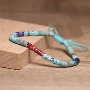 Primer plano detallado de pulsera ajustable de cuentas de piedra imperial con cordón tejido