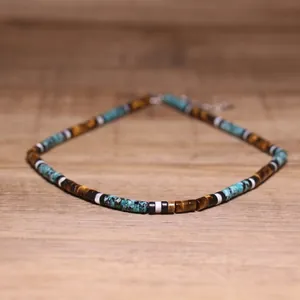 Handgemaakte stenen ketting met turquoise en tijgeroog cilinderkralen in detail