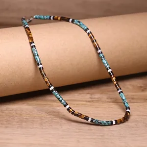 Detail van handgemaakte 2x4mm ketting met Afrikaanse turkoois en tijgeroog kralen