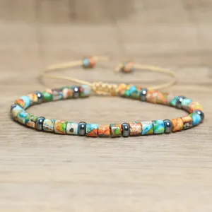 Makroaufnahme eines handgefertigten verstellbaren Boho-Armbands aus Naturstein-Perlen.