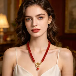 Elegante collar de cuentas de piedra natural roja con cierre de marinero en modelo