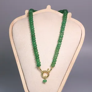 Elegante collar de piedra natural de 5x8mm con cuentas de ábaco verdes y cierre marinero.