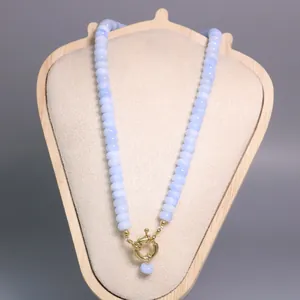 Vista detallada del collar de piedras naturales azul claro con cierre marinero dorado