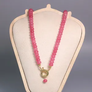 Vista detallada del collar de cuentas de piedra rosa con cierre marinero dorado chic