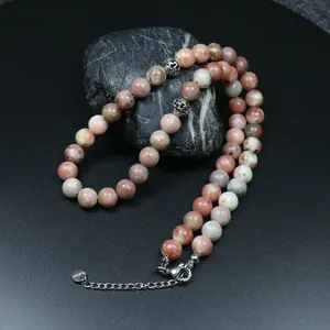 Detalle de collar hecho a mano de cuentas de piedra natural con espaciadores de filigrana