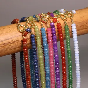 Primer plano de varios collares de piedras naturales de 5x8mm con elegantes cierres marineros