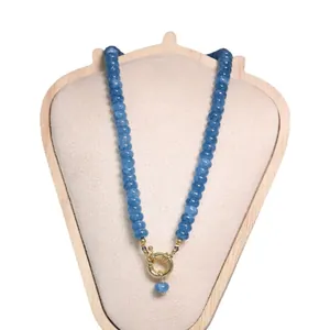Elegante collar de cuentas de piedra natural azul 5x8mm con cierre marinero dorado