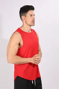 Zijaanzicht van rood geribbelde heren sporttop voor fitness en intensieve training