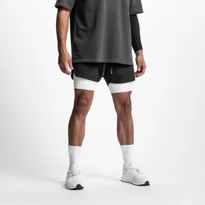 Gros plan sur le tissu en maille double couche de ce short de performance pour hommes.