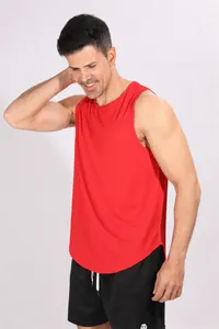 Detailopname van rood heren sporthemd van ademende sneldrogende geribbelde stof