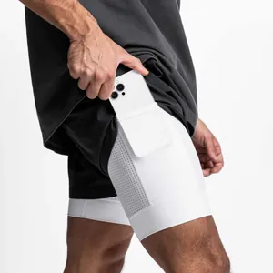 Gros plan sur un short de course double couche pour homme avec poche intérieure blanche