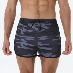 Vista de detalle del pantalón corto de deporte de camuflaje de secado rápido para hombre