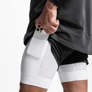 Vue détaillée du short de course 2-en-1 pour homme avec poche de téléphone sur la couche