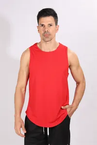 Detail van rood geribbelde heren sport tanktop met ademende stofstructuur