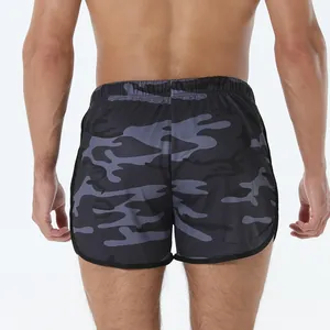 Vista trasera de los pantalones cortos deportivos de camuflaje de secado rápido.