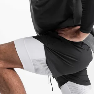 Détail du short de course 2-en-1 pour homme avec couche intérieure en mesh blanc respirant.