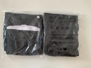 Detalle de pantalones cortos de malla para correr en envases de plástico transparente