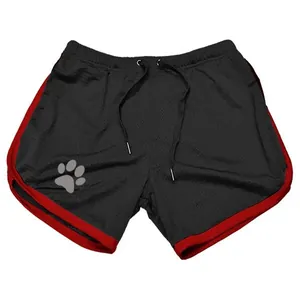 Nahaufnahme der schnelltrocknenden Mesh-Sporthose für Herren mit roten Seitenstreifen
