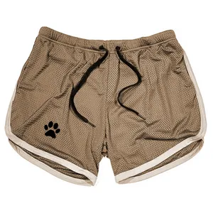 Detailansicht des atmungsaktiven Mesh-Gewebes und Pfotenlogos auf braunen Sportshorts.