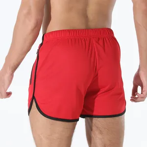 Detalle de vista trasera de pantalones cortos deportivos rojos de secado rápido hombre
