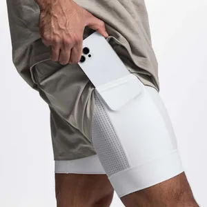 Vue détaillée du short de course 2 en 1 pour homme avec poche intérieure pour téléphone