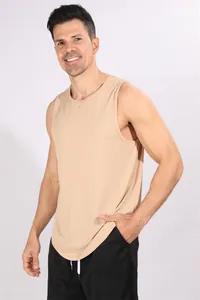 Mannelijk model in een khaki geribbelde trainingssinglet met een ronde zoom.
