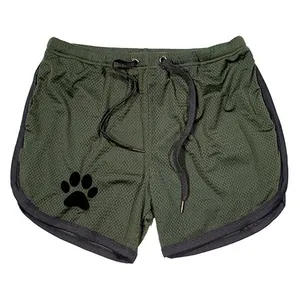 Detailansicht der olivegrünen Mesh-Sporthose mit Pfotenabdruck und Kordelzug.