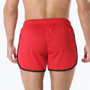 Vista trasera de shorts deportivos rojos de secado rápido para hombre con ribete negro.