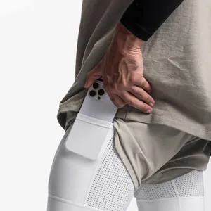 Détail de short de sport pour hommes avec poche de compression intégrée pour téléphone.