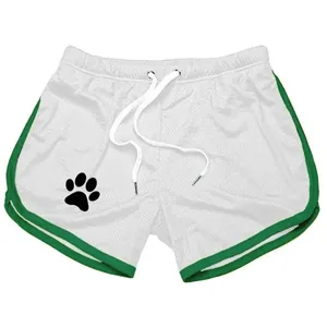 Detailansicht weißer Mesh-Sportshorts mit grünem Rand und schwarzem Pfotenabdruck-Logo