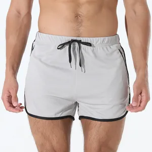 Vista detallada de pantalones cortos deportivos grises de secado rápido para hombres.