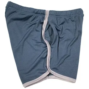 Nahaufnahme des atmungsaktiven Mesh-Gewebes dieser schnell trocknenden Sportshorts für Herren.