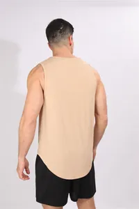 Achteraanzicht van een beige geribbelde heren sporttanktop voor fitness en hardlopen
