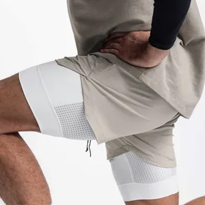 Détail rapproché du short de course 2 en 1 pour homme avec doublure en maille blanche