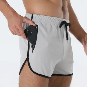 Primer plano de pantalones cortos deportivos con bolsillo funcional con cremallera