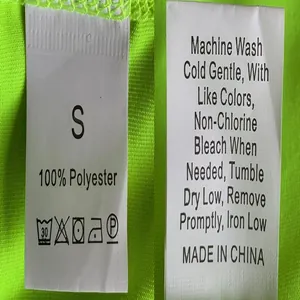 Gros plan de l'étiquette d'entretien sur le tissu du short de course vert lime