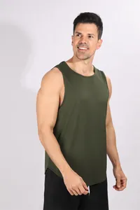 Atletisch model in een donker olijfgroene geribbelde sporttanktop voor de fitnesstraining