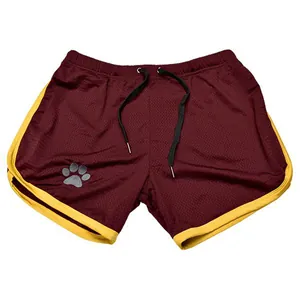 Vorderansicht der bordeauxroten Mesh-Sportshorts mit gelbem Rand und Pfotenabdruck.