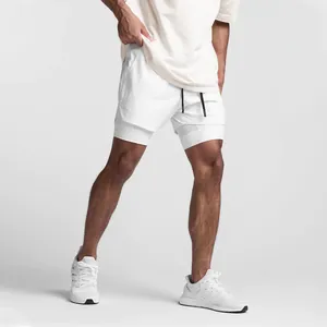 Vue détaillée du short de sport blanc double couche pour homme pour le fitness et la course.