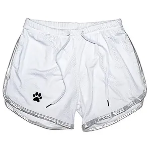 Nahaufnahme der weißen Mesh-Sporthose mit reflektierendem Saum und Pfotenabdruck