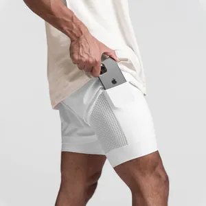 Gros plan d'un short de sport pour hommes avec poche de téléphone cachée sur la couche interne