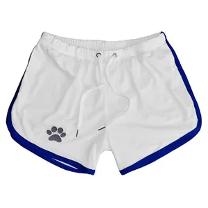 Nahaufnahme der schnelltrocknenden Mesh-Gym-Shorts mit blauem atmungsaktivem Stoff