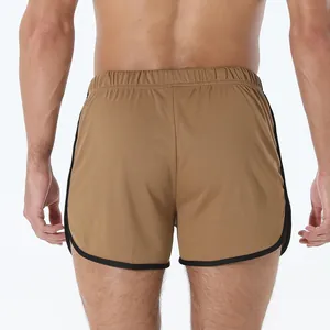 Vista trasera detallada de pantalones cortos deportivos marrones de secado rápido