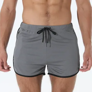 Vista frontal de pantalones cortos deportivos grises de secado rápido para hombre.