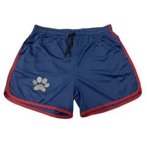 Flache Ansicht marineblauer Mesh-Laufshorts mit roter Paspel und reflektierendem Pfotenabdruck-Logo