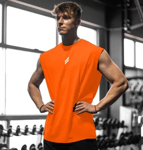Primo piano di canotta sportiva arancione vivace senza maniche su modello in palestra