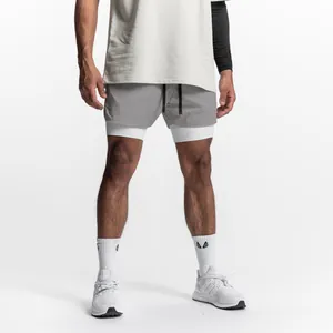 Détail du short de course 2-en-1 gris pour hommes pour le fitness et l'entraînement