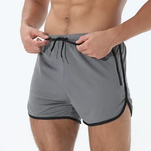 Detalle de pantalones cortos deportivos grises para hombre de secado rápido con tejido de malla