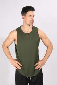 Dichtbij van een olijfgroene geribbelde fitness tanktop voor heren met een sportieve pasvorm