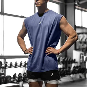 Dettaglio di una maglia sportiva blu senza maniche traspirante per palestra.